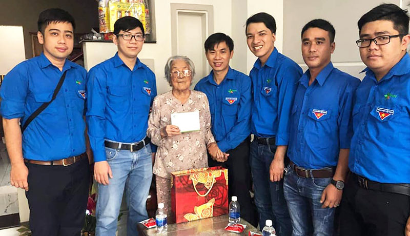 Đoàn Thanh niên Tổng Công ty tổ chức thăm, tặng quà Mẹ Việt Nam anh hùng Lê Thị Ánh và trao học bổng bảo trợ học tập em Nguyễn Tấn Quốc