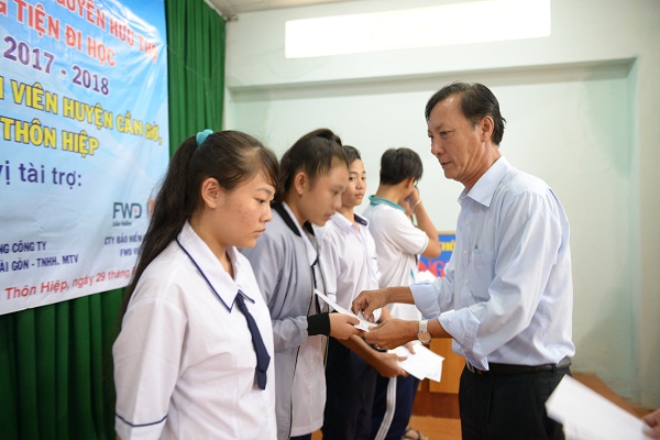 Trao học bổng Nguyễn Hữu Thọ cho học sinh – sinh viên  có hoàn cảnh khó khăn